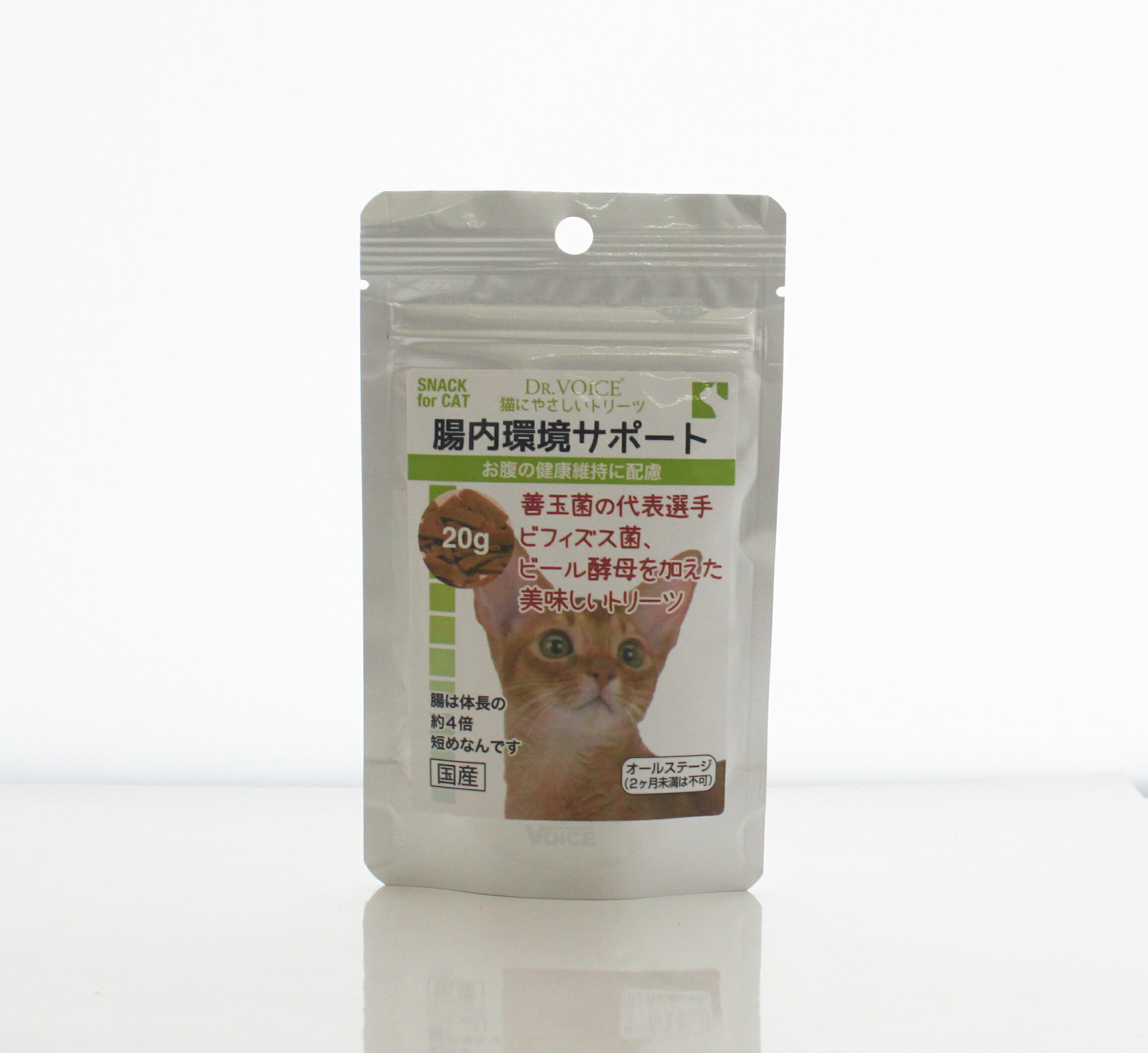 本製品は愛猫用トリーツ（ご褒美、間食）です。注意事項及び給与量をお守りください。 使用中に猫に異常がみられた場合は使用を中止し動物病院での診断をお勧めします。 診断により療法食・投薬を使用する場合は、本製品の使用の可否を獣医師にご確認ください。 【腸内環境サポート】 お腹の健康維持に配慮 猫の腸の長さは体長の約4倍です。犬は6.5倍程度、草食動物は20倍程度と言われています。 短い腸の健康維持に配慮した猫にやさしいトリーツ（ご褒美）です。 ■善玉菌の代表選手ビフィズス菌、ビール酵母を加えた美味しいトリーツ ■対象 オールステージ（生後2カ月未満は不可） 原材料名：小麦粉、グリセリン、ソルビトール、チキンエキス、乾燥全卵、クリノプチロライト、 ビフィズス菌培養代謝物、鰹節粉末、コーン油、魚類粉末、剥離米粉、フィッシュペプチド、 ホエイパウダー、コーンスターチ、乳化剤、ミヤイリサン、脱臭ビール酵母、イヌリン、クエ ン酸、ミルクオリゴ糖 原産国名： 日本 内容量： 20g 保証成分 たんぱく質 15.0%以上 脂質 7.5%以上 粗繊維 5.0%以下 灰分 3.2%以下 水分 11.0%以下 代謝エネルギー 345Kcal/100g