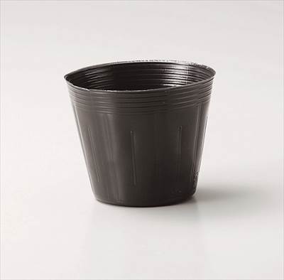 ポリポット栽培の長い歴史に育まれ、多くの農家、生産者の方々に親しまれてきた、品質・実績・信頼のTOのポリポットです。軟質のポリエチレン素材で、花・野菜・植木など育苗、ポリポット栽培に適したポットです。　花、野菜、植木などいろいろな植物のポリポット栽培に花、野菜、植木などいろいろな植物のポリポット栽培に　　寸法(直径Φ(cm)×高さH(cm)×底径Φ(cm))12.0×10.0×8.5　容量(cc)830　カラー:黒　底穴数(個)1　材質：PE(ポリエチレン)　1パック入数(ポット入)100　　