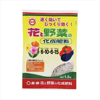 肥料効果がパワーアップ！菜園や花だんの元肥に適した化成肥料です。4種類の肥料がブレンドされて効果アップ！●リン酸成分：の割合が高いので花付き、実付きを良くします。●速効性の肥料が配合されているので効果が速く現れます。●肥料効果が安定して持続するので肥料切れを予防します。●ミネラル、微量要素が花や野菜を健康にします。●臭いやカビなどの不快感がないので室内、ベランダでも安心してご使用できます。●手を汚さない粒状タイプ。 　　　成分：(チッソN-リン酸P-カリK-マグネシウムMg)6-10-6-1.5　容量(kg)1.2　寸法(幅×奥行×厚み)(mm)195×280×30　　　肥料の名称：東商花と野菜の化成肥料1号　　