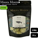 商品情報素材シャーク生肉 94.9％,ケール5％,乾燥海草（ケルプ（昆布）） 0.1％生産国オーストラリア給与量1日当たりの給与量の目安：犬の体重（kg）/給与量（個）3kg/5個6kg/8個10kg/12個15kg/16個20kg/20個成分値たんぱく質74.0%以上、脂質0.3%以上、粗繊維3.5%以下、灰分6.3%以下、水分8.0%以下カロリー315kcal/100g内容量35g名称ムーラムーラ備考◆おやつやフードのトッピングとして与えてください。◆そのまま、もしくは水に戻して与えてください。◆直射日光のあたらない、湿気の少ない涼しいところで保存してください。◆開封後はチャックをしっかり閉めて、なるべくお早めに与えてください。◆喉詰まり等の危険を防ぐため、与える際は飼い主様の監視のもと十分にご注意ください。◆きれいな水をいつでも飲めるように用意してください。◆中に入っている脱酸素剤は、鮮度を保つためのもので食べ物ではありません。パートナーやお子様が誤って食べないようにご注意ください。Moora Moora トリーツ シャーク 35g 正規品 ムーラムーラ おやつ フリーズドライ 犬用 子犬 シニア犬 オーストラリアの美しい海で育ったシャークをフリーズドライ！添加物不使用 MooraMoora(ムーラムーラ)は、オーストラリアの原住民アボリジニの言葉で、GOOD SPIRIT＝「機嫌がいい」という意味です。オーストラリアの大自然から生まれた栄養で、パートナーがいつまでも元気で笑っていられるようにという想いを込めて開発したレシピです。シングルプロテイン（お肉を1種類に限定）レシピで、アレルギーがあるパートナーにも安心です。主にお肉でできているので消化の良く、年齢に関係なく与えていただけます。手でちぎって使えるので、噛む力が弱いお口の小さなパートナーや子犬、シニア犬でも食べやすいおやつです。＜100％オーストラリア産の天然食材＞オーストラリアの美しい海で育った、天然魚のシャークは、コラーゲンとコンドロイチンが豊富に含まれています。皮膚被毛や関節の健康が気になるパートナーにおススメです。シャーク生肉94.9%に「青汁」としても知られているケールと鉄分やビタミン、ミネラルなどが豊富な乾燥海草を配合しました。サメ肉独特の魚臭さがなく、おいしい香りにパートナーの食いつきもアップ。＜素材を活かしたフリーズドライ製法＞高熱を加えての乾燥とは違い、非加熱製法のため、熱により変化しやすいビタミン類も損なわずに、栄養価の損失が少ないのが特徴です。素材の風味を損なわないので、パートナーの食いつきも抜群！＜使い方いろいろ＞■そのまま、おやつとして手でちぎれるので、パートナーの食べやすいサイズにして与えてください。しつけやトレーニングのご褒美にも！■ごはんのトッピングとして揉み崩してふりかけとして使ったり、水でも戻してフードにトッピングもすると栄養価も食いつきもアップ！ 2