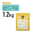 NEWピナクル。新低アレルゲンレシピは、ボーンブロスを配合。愛犬の腸活に! ボーンブロス「ボーン=骨」「ブロス=だし」は、骨をじっくりと時間をかけて煮出すことで、アミノ酸をはじめ、コラーゲン、ヒアルロン酸、カルシウムなどの栄養素が凝縮されたスーパースープ。蛋白質が消化しやすいアミノの状解まで分解されているので愛犬の腸に負担をかけず、健康な腸内環境を維持し免疫力を保ちます。より美味しく、より優しく、愛犬の美と健康を応援します。せひお試しください。 鶏肉や七面鳥にアレルギーのある愛犬にも、別のタンパク源として与えられるのがダックの特性。 風味が豊かで不飽和脂肪酸を多く含み、コレステロールを下げる働きがあります。低GIに仕上げています。 ■原材料 ダック、乾燥ダック、ひよこ豆、オートミール、卵、亜麻仁、キビ、パンプキン、アルファルファ、さつまいも、キャノーラオイル、ターキースープ、ナチュラルフレーバー、塩化カリウム、ビートパルプ、ココナッツオイル、ブルーベリー、クランベリー、にんじん、りんご、トマト繊維、パンプキンシード、 チアシード、キヌア、海藻、塩、タウリン、塩化コリン、ビタミンE、ビタミンC、ナイアシン、ビオチン、パントテン酸カルシウム、ビタミンA、ビタミンB2、ビタミンB6、ビタミンB1、ビタミンB12、ビタミンD3、葉酸、硫酸亜鉛、硫酸鉄、鉄アミノ酸キレート、亜鉛アミノ酸キレート、セレニウム酵母、銅アミノ酸キレート、硫酸銅、硫酸マンガン、マンガンアミノ酸キレート、ヨウ素酸カルシウム、ローズマリーエキス、スペアミント、緑茶エキス ■保証成分 粗蛋白：29.0%以上 粗脂肪：15.0%以上 粗繊維：6.0%以下 水分：10.0％以下 粗灰分：10.0%以下 代謝エネルギー：364kcal/100g ■粒の大きさ 直径約10mm ■原産国 アメリカ合衆国 ■給与方法 ・このまま与える、お湯などでやわらかくして与える、いずれの方法でも結構です。 ・新鮮な水は常時ご用意下さい。 ・フードの切り替えは3～5日ぐらいかけて行ってください。 ・上記の表は標準給与量です。量は年齢、季節、犬種、運動量によって異なります。基本的には愛犬の体調に応じて与えてください。 ★仔犬の場合、6ヵ月ぐらいまでは1日2～3回に分けて与えてください。又、成長過程に応じて、お湯等でふやかしてください。