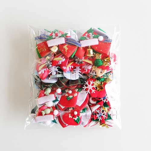 クリスマス仕様のペット用リボン。今年もこの季節がやってきました。クリスマスの楽しい柄のリボン7セットの計14個。少量をご希望のお客様に好評です。この時期だけの特別なイベントです。ワンちゃんと一緒にクリスマスシーズンを楽しみましょう♪複数お買上げの場合、それぞれセット内容が違ったり、まったく同じということもございます。アソート品ですのでどれが届くかはお楽しみとなります。ご了承ください。画像は商品の一例です。画像と同じ内容が入るとは限りません。また、画像に無いリボンが入る場合もございます。※季節商品の為、なくなり次第終了です。【サイズ】14個入【メーカー】(有)エムビープロジェクト
