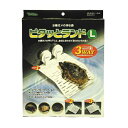 商品の特徴 ビバリア ピタッとランド L ●水棲ガメの甲羅干しに、水位に合わせて2つの強力な吸盤で取付られる水棲ガメの休憩場。 ●ゆるやかな傾斜で登りやすい。パワフル吸盤でしっかり固定、かんたん取り付け。汚れても簡単に洗える素材。 【使用方法】 1)ご使用前に軽く水洗いし、取り付けたい水槽面を綺麗にしてください。 2)パワフル吸盤に付いている2本のネジを外し、図のように本体の穴に差し込み、付属のドライバーで固定してください。 3)水位は図のように本製品が少し浸かる位置になるように設定してください。 4)パワフル吸盤を水槽に押し付けて図のようにカチッと音がするまで回し、しっかりと固定してください。 5)パワフル吸盤を本体に取り付けられる位置が図のように決まった場所がありますのでそこへ取り付けてください。 ・水位が下がった場合は、吸盤を下げて調整してください。 ・小さな生体など、登りにくそうな場合は最適な位置に調節してください。 【使用上の注意】 ・本製品は水棲ガメなどが甲羅干しをするための休憩場です。他の目的には使用しないでください。・甲羅干しをさせる場合は、温度が上がりすぎないように観察しながら行ってください。・落としたり、強い衝撃を与えないでください。破損する恐れがございます。本製品にひびが入ったり、破損した場合は使用しないでください。・小さなお子様が本製品に触らないようにしてください。・吸盤は時間経過とともにキスゴムの劣化によりはずれることがあります。・本製品を設置した時、生体が下で挟まれないように十分な空間を設けてください。・ネジはステンレススチールですが錆びる場合があります。・吸盤ははずれることがありますので、時々確認してください。 製品仕様 ●原材料 パワフル吸盤:PVC、PC、ABS本体:ABSネジ:ステンレススチール ●内容量312g ●原産国または製造地:中華人民共和国 JANコード：4582443491172 ※商品詳細につきましてはメーカーHP等よりご確認下さいますようお願いいたします。※商品のデザイン、仕様は予告なく変更する場合がありますのでご了承ください。