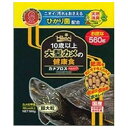 商品の特徴 キョーリン カメプロスヘルスケア 560g ●成長期を過ぎたカメに配慮した健康食。食べ易い粒サイズで食べかすが出にくい。ひかり菌配合で水汚れも抑制 ●甲長18cm以上の大型カメの健康に配慮し、肥満を気にせず与えられる低蛋白、低脂肪の総合栄養食。 【使用方法】 1日に1回、数分で食べきれる量を与えてください。1‐2週に1日は与えない日を設定することをおすすめします。水温が低くなると食べる量は少なくなります。 製品仕様 ●原材料 フィッシュミール、小麦粉、かしこ、小麦胚芽、大豆ミール、でんぷん類、オキアミミール、ビール酵母、とうもろこし、乳化剤、茶葉、米ぬか、アミノ酸(メチオニン)、ガーリック、生菌剤、カロチノイド、ハーブエキス(ローズマリー、タイム、オレガノ、シナモン)、ビタミン類(塩化コリン、E、C、イノシトール、B5、B2、A、B1、B6、B3、葉酸、D3、ビオチン、B12)、ミネラル類(Ca、P、Na、Cl、Fe、Mg、Zn、Mn、Cu、I) ●内容量560g ●賞味期限:36カ月 ●原産国または製造地:日本 JANコード：4971618205858 ※商品詳細につきましてはメーカーHP等よりご確認下さいますようお願いいたします。※商品のデザイン、仕様は予告なく変更する場合がありますのでご了承ください。