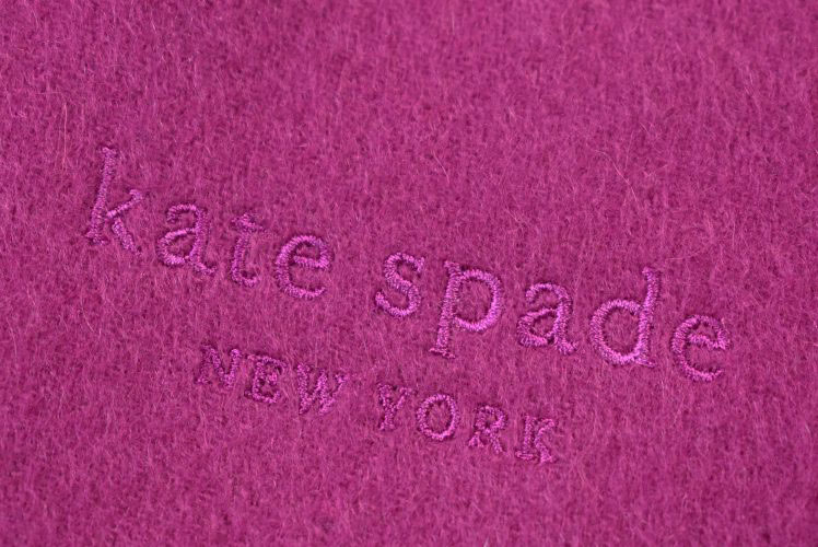 スペード ニューヨーク 大判 マフラー ストール レディース ブランド kate spade NEW YORK カシミヤ 100％ ロゴ 刺繍 パープル 女性 婦人 20代 30代 40代 50代 おしゃれ 防寒 ケート カシミア