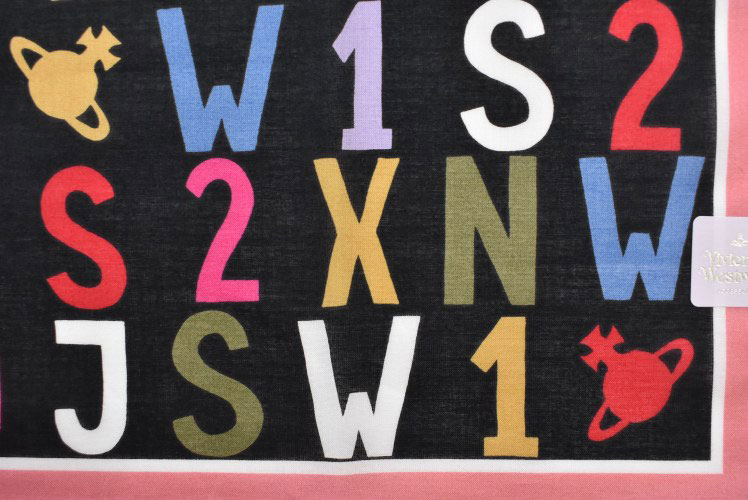 プチショコラのヴィヴィアン ウエストウッド ハンカチ 1枚 レディース ブランド Vivienne Westwood ポストコード POSTCODES 黒 ブラック ピンク マルチカラー アルファベット ORB オーブ プリント デザイン 女性 婦人｜アングル2