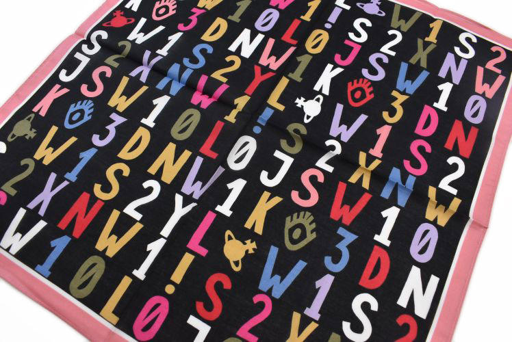 プチショコラのヴィヴィアン ウエストウッド ハンカチ 1枚 レディース ブランド Vivienne Westwood ポストコード POSTCODES 黒 ブラック ピンク マルチカラー アルファベット ORB オーブ プリント デザイン 女性 婦人｜アングル3