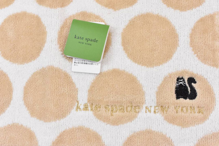 プチショコラのケイト スペード ニューヨーク タオルハンカチ 1枚 レディース ブランド kate spade new york ホワイト ライトベージュ ドット キャット ネコ 猫 ロゴ 刺繍 女性 婦人 母の日 20代 30代 40代 50代 60代 プレゼント ギフト おしゃれ かわいい ハンドタオル ポイント消化｜アングル2