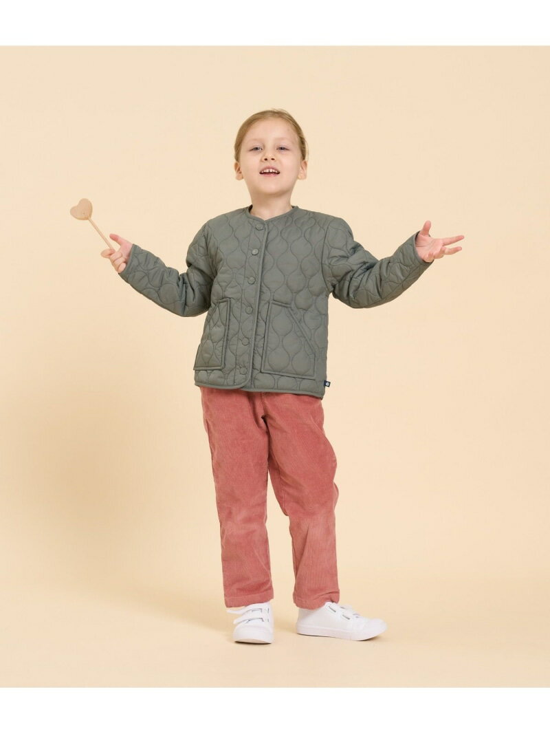 【予約商品について】 ※「先行予約販売中」「予約販売中」をご注文の際は予約商品についてをご確認ください。■重要なお知らせ※ 当店では、ギフト配送サービス及びラッピングサービスを行っておりません。ラッピング・ギフト配送について同時に複数の商品を注文された場合メーカー希望小売価格についてご利用ガイドPETIT BATEAU（プチバトー）中綿入りジャケットあたたかな中綿をたっぷりと充填したカーディガンタイプのジャケットです。環境にやさしく、軽量で型崩れしにくいポリエステル素材を使用しているので、デイリーでの着用が可能。裏地にはのアイコニックな極細のミラレボーダーをあしらいシンプルなデザインにアクセントを加えています。サッと羽織れる便利な一着は、これからのシーズンに活躍間違いなしのイチオシアイテムです。型番：A0B0IA-01-050 MY7242【採寸】サイズ着丈身幅袖丈3才 95cm36.5cm32.5cm40cm4才 104cm39cm33.5cm43.5cm5才 110cm41cm34cm46cm商品のサイズについて【商品詳細】バングラデシュ素材：100%ナイロン中わた / 別布100%ポリエステルサイズ：3才 95cm、4才 104cm、5才 110cm※画面上と実物では多少色具合が異なって見える場合もございます。ご了承ください。商品のカラーについてこの商品はセール商品のため返品・交換対象外です詳細はこちら &gt;&gt;