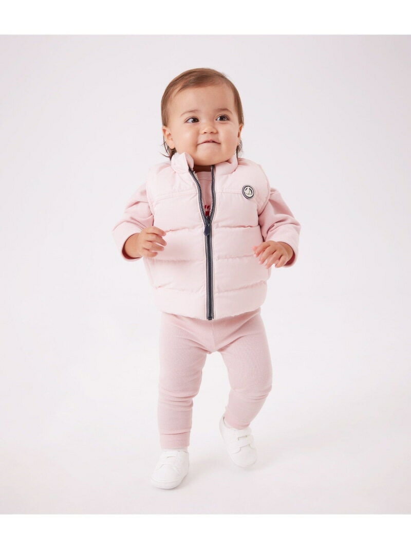 【予約商品について】 ※「先行予約販売中」「予約販売中」をご注文の際は予約商品についてをご確認ください。■重要なお知らせ※ 当店では、ギフト配送サービス及びラッピングサービスを行っておりません。ラッピング・ギフト配送について同時に複数の商品を注文された場合メーカー希望小売価格について置き配についてご利用ガイドPETIT BATEAU（プチバトー）リバーシブルキルティングベストブランドカラーのネイビーと人気のピンクを揃えたキルティングベストです。環境に配慮し、軽量かつ丈夫なナイロン素材を使用。胸に配されたブランドロゴパッチと、ジッパー部のミラレボーダーがシンプルなデザインのポイント。インナーにはボアを使用し、お好みでスタイルを楽しめるリバーシブル仕様がおすすめのアイテムです。※濃色の製品は、摩擦や洗濯の際に色落ちや色移りをする場合があります。中性洗剤で単独洗いをしてください。型番：A0DU5-01-070 QB0607【採寸】サイズ着丈身幅12ヶ月 74cm32.6cm32.5cm18ヶ月 81cm35.3cm33.5cm24ヶ月 86cm38.6cm34.5cm36ヶ月 95cm40.8cm35.5cm商品のサイズについて【商品詳細】バングラデシュ素材：身生地 / 裏地 / 中わた100%ポリエステルサイズ：12ヶ月 74cm、18ヶ月 81cm、24ヶ月 86cm、36ヶ月 95cm※画面上と実物では多少色具合が異なって見える場合もございます。ご了承ください。商品のカラーについてこの商品はセール商品のため返品・交換対象外です詳細はこちら >>