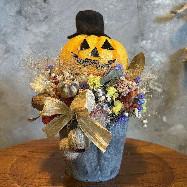 商品内容 ハロウィンにぴったりのドライフラワーミニブーケです。 ほおずき、とうがらし、シナモン、バラその他 インテリアやプレゼントにどうぞ！ 形・色・サイズ 形態：ドライフラワー花束 色目：オレンジ、パープル サイズ：長さ約20cm、たて約17cm、よこ約17cm メッセージカード ご希望の方にはメッセージカードをお付けいたします。 ご注文の際に入力欄へご記入下さい。 文字数の制限等はございませんが、等商品の カードは名刺サイズになります。 ギフトラッピング 無料でラッピングさせて頂いております。 用途 ハロウィン用ギフト、インテリア、お誕生日など ご注文の前に 画像はイメージです。入荷の都合で花材・花器等多少変更させて頂く場合がございます。 あらかじめご了承くださいますようお願い致します。 ※ご注文を頂いてから花材を仕入しますのでご注文から納品まで2〜3日の時間がかかる場合がございます。 &nbsp;■商品内容ハロウィンにぴったりのかぼちゃとドライフラワーをストーン調プランターにアレンジメントしました。かぼちゃの帽子とお顔はフェルトで装飾しております。 インテリアやプレゼントにどうぞ！■使用花材かぼちゃ(生）ドライフラワー ■形態ドライフラワーアレンジメント ■お色目オレンジ系■サイズ高さ約21cm、奥行き約20cm、幅約20cm ■メッセージカードご希望の方にはメッセージカードをお付けいたします。 ご注文の際に入力欄へご記入下さい。 文字数の制限等はございませんが、等商品の カードは名刺サイズになります。 ■ギフトラッピングたとえご自宅用であっても無料でラッピングさせて頂いております。■ご用途 ハロウィン用ギフト、インテリア、お誕生日など■ご注文の前に画像はイメージです。入荷の都合で花材・花器等多少変更させて頂く場合がございます。 あらかじめご了承くださいますようお願い致します。
