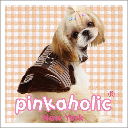 その他のDogウェア（犬服）はこちら ↓　　↓　　↓　　↓　　↓　　↓　　↓“PINKAHOLIC NEWYORK(ピンカホリック)”は2006年にリリースされたニューヨーク発のセレブファッションブランド。 ピンクを基本カラーとし、ブルー、パープル、ホワイト、ブラウン、ライム等を補助色として使ったカラーコーディネイトの楽しさとキュートさをコンセプトとしたデザイン。それが“PINKAHOLIC NEWYORK(ピンカホリック)”です。 首囲：首輪の位置で測ります。 胸囲：脇の下の一番太い部分を測ります。 背丈：首輪の位置から尾の付け根までを測ります。 ひもで採寸した後、メジャーや物差しに合わせて長さを測ると上手に測れます。 採寸の際は、きつく締めつけて測るのではなく、多少余裕を持って測って下さい。 着丈 胸囲 首囲 Sサイズ 16cm 28cm 24cm Mサイズ 19cm 34cm 28cm Lサイズ 22cm 40cm 32cm リード 幅1.5cm、長さ140cm 素材 ハーネス/表地：コットン100％、裏地：ポリエステル100％ リード/コットン100％ 注意事項＜必ずお読みください＞ ※　写真はイメージです。実際の商品と異なる場合があります。 ※　商品はモニターによって色合いが異なって見える場合があります。 ※　多少の裁縫上の傷・ほつれはご了承下さい。 ※　商品をお選びの際はサイズをよくお確かめの上ご注文下さい。 ※　海外製造品の為、サイズ表記の数値より多少前後する事がございます。 ※　衛生上の理由から、いかなる場合でも開封した商品、使用・試着した商品についての交換・返品はお受けできませんので予めご了承ください。