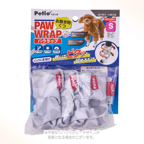 巻くだけでピタッと固定！肉球を優しく守る犬用くつ。 商品の特長 くっつく生地で巻いてピタッと止めるだけで簡単に装着できるお散歩用くつです。 2本のベルトでしっかり足元を固定し、お散歩中も脱げにくい設計です。 足先オープン仕様で通気性が良く、ワンちゃんの歩きやすさを追求しています。 夏の熱いアスファルトでのヤケド防止や冬の寒さ・アカギレ対策に最適です。 柔らかな素材で足をやさしく包み込み、肉球のケガやキズをしっかり保護します。 サイズ S 3.5〜4.5×2.5〜3.5×8.0cm 材質・原材料 ポリエステル 製造・生産国 中国 注意事項 犬以外には使用しないでください。 長時間の使用や噛み癖のある犬への使用は避けてください。 水ぬれや摩擦等で色落ちする場合がありますのでご注意ください。 火気や水気のそばでの使用や保管はしないでください。 掲載画像はイメージです。画面環境により実物と色味が異なる場合があります。また、商品のデザインや仕様は、予告なく変更・リニューアルされる場合がございます。ご理解ご了承の上ご注文下さいませ。 備考 適応種：チワワ、トイ・プードル、ミニチュア・ダックスフンド、シー・ズー等の小型犬。