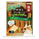 肉感のある食べごたえに大満足！ 商品の特長 国産鶏ササミの旨みをギュギュッと詰め込んだ、ぷりぷりジューシーなソーセージです。 鶏肉の中で最も低脂肪のササミを使用。 食欲をそそるバジル、健康に配慮したにんじん、ほうれん草入り。 手を汚さず、するんっ！と取り出しやすいフィルム個包装。 手でちぎって少しずつ与えやすい。 着色料、発色剤、酸化防止剤 無添加 内容量 14g×9本 原材料 鶏肉(胸肉、ササミ、チキンエキス)、コーンスターチ、調味料、野菜類(にんじん、ほうれん草)、バジル、増粘多糖類、ビタミンE 成分 粗たん白質6.0％以上、粗脂肪0.1％以上、粗繊維1.0％以下、粗灰分2.0％以下、水分93.0％以下 代謝カロリー 80kcal/100g (約11kcal/1本) 製造・生産国 日本