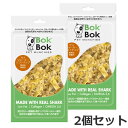 原材料サメ正肉保証分析値粗タンパク質：65％以上、粗脂肪：0.5％以上、粗繊維：0.2％以下、粗灰分：3％以下、水分：16％以下代謝エネルギー289kcal（100gあたり）原産国タイ使用上の注意本製品は間食用です。給与量目安を参考に必ず飼い主様の目の届く範囲内で与えてください。・食べやすい！　サメジャーキーチップタイプ。・お客様からのご要望をもとに商品化した、一口サイズの食べやすい無添加・無着色おやつです。丸飲みしてしまっても心配ない一口サイズの細切れタイプなので、ご褒美やトレーニングなどにも最適なサメジャーキーです。・BokBok（ボクボク）は、インド太平洋熱帯・亜熱帯域全域の沿岸に広く生息する「blacktip shark（日本名：ツマグロ）」というサメ種を主原材料に使用した、タイランド産の犬用サメおやつです。・サメ肉は低カロリー、低脂質、高タンパク質で、サメ軟骨は健康をサポートする成分がたっぷり含まれており、人間用サプリメントが注目されているのと同様、幼犬から老犬、幼猫から老猫まで幅広い世代に適した食材です。