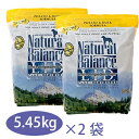 蛋白質にはダック肉と炭水化物にはポテトを使用して食物アレルギーの発症を軽減します。 『新鮮なポテト』ポテトは上質なカリウムを摂取することができ、代謝エネルギー源が豊富で、単独のプレミアム炭水化物を摂取することが出来ます。 『新鮮なダック肉』一般的にペットフードではあまり使用されていないダック肉を使用して単独のプレミアム蛋白質を供給し、良質な亜鉛を摂取することで、皮膚の状態を良好に保ちます。 原材料 ダック、ダックミール、ポテト、スウィートポテト、タピオカデンプン、ブリュワーズドライイースト、キャノーラオイル（天然混合トコフェロールで酸化防止）、ポテトプロテイン、亜麻仁、自然風味、塩、塩化カリウム、メンハーデン魚油（天然混合トコフェロールで保存）、タウリン 、DL-メチオニン、塩化コリン、ビタミンE、アスコルビン酸、ナイアシン、ビタミンA、一硝酸チアミン、D-パントテン酸カルシウム、リボフラビン、ピリドキシン塩酸塩、ビタミンB12、葉酸、ビタミンD3、ビオチン 、プロティネイト亜鉛、硫酸亜鉛、硫酸鉄、プロティネイト鉄、硫酸銅、プロティネイト銅、亜セレン酸ナトリウム、硫酸マンガン、プロティネイトマンガン、ヨウ素酸カルシウム、クエン酸（酸化防止）、天然混合トコフェロール（酸化防止）、ローズマリーエキス 成分 粗蛋白質 24％以上、粗脂肪10％以上、粗繊維質4％以下、水分10％以下、 オメガ3脂肪酸0.5％以上、オメガ6脂肪酸1.5％以上、カルシウム0.8％以上、リン0.6％以上、亜鉛80mg/kg以上、 ビタミンE50IU/kg以上、グルコサミン 1,200mg/kg以上、タウリン0.3％以上 カロリー 343kcal /100g可消化率92％ 原産国 アメリカ合衆国 1日の標準的な給与量 体重 1日の給餌量 〜1.0kg 〜29g 1.0kg〜3.0kg 〜60g 3.0kg〜5.0kg 〜85g 5.0kg〜10.0kg 〜135g 10.0kg〜18.0kg 〜200g 18.0kg〜27.0kg 〜263g 27.0kg〜36.0kg 〜318g 36.0kg〜45.0kg 〜370g ※生後8ヶ月までは、上記体重あたりの給餌量より多めに与えることを推奨いたします。 ※給餌量はあくまで目安です。体質や活動量、季節などに応じて調整してお与え下さい。 ご注意ください！ ナチュラルバランスフードは、品質を新鮮に保つために製品の大量生産を行っておらず、複数の小規模農場を利用していることから時期により原料の収穫地が異なります。 このため生産の度に色や香りなどに変化が生じることがあり、一定の風味を維持することが難しい製品となっております。 尚、 フードの色・臭い・風味の変化などの理由による開封後商品の返品・交換は受付いたし兼ねます ので、 製品の特性をご理解頂いた上で、お買い求め頂けますようお願い申し上げます。 パッケージの底に 粉が多く溜まる場合があります が、製品の異常ではありません。本品は、化学薬品及び着色料や保存料を一切使用しない素材をいかしたオールナチュラルな製品です。 このため、 チキンやダックなどの毛の残りや色むらなどがあることがございます 。品質上全く問題はございませんのでご安心ください。 小粒2.2ポンド(1kg) &nbsp; 小粒4ポンド(1.82kg) &nbsp; 2.2ポンド（1kg） &nbsp; 5ポンド(2.27kg) &nbsp; 12ポンド(5.45kg) &nbsp; 12ポンド2袋入 &nbsp; 12ポンド3袋入 &nbsp; 缶フード（170g） &nbsp; 缶フード（374g）