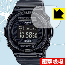 ●対応機種 : CASIO BABY-G BGD-570 / BGD-570XG●内容量 : 1枚●特殊素材の衝撃吸収層が外部からの衝撃を吸収し、機器へのダメージをやわらげます。●安心の国産素材を使用。日本国内の自社工場で製造し出荷しています。【ポスト投函送料無料】商品は【ポスト投函発送 (追跡可能メール便)】で発送します。お急ぎ、配達日時を指定されたい方は以下のクーポンを同時購入ください。【お急ぎ便クーポン】　プラス110円(税込)で速達扱いでの発送。お届けはポストへの投函となります。【配達日時指定クーポン】　プラス550円(税込)で配達日時を指定し、宅配便で発送させていただきます。【お急ぎ便クーポン】はこちらをクリック【配達日時指定クーポン】はこちらをクリック 　 特殊素材の衝撃吸収層がたわむことで衝撃を吸収し、液晶画面や機器へのダメージをやわらげます。ガラスフィルムは割れることがあるため、破損部分でケガをすることがありますが、このフィルムはPET素材ですので、絶対に割れず、安全にお使いいただけます。もちろん割れたカケラが落ちることもありませんので、異物混入などのトラブルも未然に防ぎます。 貼っていることを意識させないほどの高い透明度に、高級感あふれる光沢・クリアな仕上げとなります。 動画視聴や画像編集など、機器本来の発色を重視したい方におすすめです。 表面はフッ素コーティングがされており、皮脂や汚れがつきにくく、また、落ちやすくなっています。指滑りもなめらかで、快適な使用感です。 油性マジックのインクもはじきますので簡単に拭き取れます。 抗菌加工によりフィルム表面の菌の繁殖を抑えることができます。 清潔な画面を保ちたい方におすすめです。 ※抗菌率99.9％ / JIS Z2801 抗菌性試験方法による評価 接着面は気泡の入りにくい特殊な自己吸着タイプです。素材に柔軟性があり、貼り付け作業も簡単にできます。また、はがすときにガラス製フィルムのように割れてしまうことはありません。 貼り直しが何度でもできるので、正しい位置へ貼り付けられるまでやり直すことができます。 最高級グレードの国産素材を日本国内の弊社工場で加工している完全な Made in Japan です。安心の品質をお届けします。 使用上の注意 ●本製品は機器の画面をキズなどから保護するフィルムです。他の目的にはご使用にならないでください。 ●本製品は液晶保護および機器本体を完全に保護することを保証するものではありません。機器の破損、損傷、故障、その他損害につきましては一切の責任を負いかねます。 ●製品の性質上、画面操作の反応が変化したり、表示等が変化して見える場合がございます。 ●貼り付け作業時の失敗(位置ズレ、汚れ、ゆがみ、折れ、気泡など)および取り外し作業時の破損、損傷などについては、一切の責任を負いかねます。 ●水に濡れた状態でのご使用は吸着力の低下などにより、保護フィルムがはがれてしまう場合がございます。防水対応の機器でご使用の場合はご注意ください。 ●アルコール類やその他薬剤を本製品に付着させないでください。表面のコーティングや吸着面が変質するおそれがあります。 ●品質向上のため、仕様などを予告なく変更する場合がございますので、予めご了承ください。
