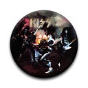 KISS キッス (ジーンシモンズ 生誕75周年 ) - ALIVE / バッジ 【公式 / オフィシャル】