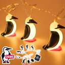 ■商品コメント &nbsp; チャムス CHUMS Booby Strings Light ブービー ストリングライト CH62-1716 電飾 照明 インテリア 防災 キャンプの夜をハッピーに照らすブービー型のストリングライト。チャムスのアイコン、ブービーバードをモチーフにしたストリングライト(電飾ライト)。8体のブービーバードが行進しているようなデザインで、夜になるのが楽しみになるひと品。タープやテントの飾りつけにはもちろん、照明の補助になったり、テントサイトの目印としても役立ちます。 〈商品仕様〉 ・全長：約2.6m ※A-Flame T/C4のキャノピーにジャストサイズです ・点灯モード：点滅（7モード）/全灯/消灯 ・照度：3ルーメン ・連続点灯時間：約10時間 ・使用電源：単3乾電池3本(別売) アウトドア キャンプ バーベキュー BBQ オフィス 自宅 車内　など様々なシーンにオススメです。 ■サイズ 全長：約2.6m ブービーバード(1体)：H 5.6cm × W 2.7cm × D 4.5cm ■材質 PVC &nbsp; ■商品カラーにつきまして &nbsp; 可能な限り商品色に近い画像を選んでおりますが、 閲覧環境等により画像の色目が若干異なる場合もございますので、 その旨をご理解された上でご購入ください。 &nbsp; メーカー希望小売価格はメーカー商品タグに基づいて掲載しています