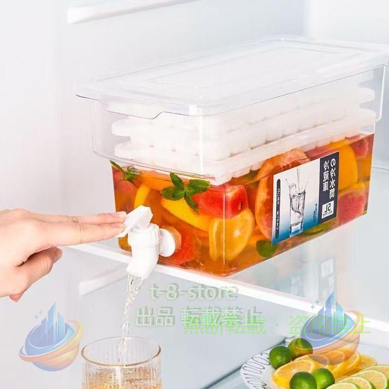 透明感のあるデザイン：このウォーターディスペンサーは夏の必需品です。透明なウォーターディスペンサーを使用すると、内部に残っている水量を知ることができます。このウォーターディスペンサーは冷蔵庫の省スペースで、夏の冷たい飲み物を作るのに適です。 プレミアム素材：食品グレードのPP素材で作られており、このウォーターディスペンサーの耐熱範囲は-20℃から120℃です。冷水、お湯で満たすことができ、耐久性があります。 楽で便利：便利なプッシュスピゴットデザインにより、水を簡単に注ぐことができます。このウォーターディスペンサーは冷蔵庫の棚やテーブルの上に置くことができ、スピゴットの先端部分を押すだけで、ウォーターディスペンサー全体を持ち上げなくても簡単にディスペンスできます。 大容量：5Lの大容量は330ML飲料15本分に相当し、1日2人の飲用量に対応できます。 コンパクトで実用的：コンパクトウォーターディスペンサーは、冷蔵庫用に特別に設計されています。蓋を開けるだけで、このディスペンサーに飲み物、ミルク、ジュース、その他の液体を注ぐことができます。いつでも様々な冷たい飲み物を作ることが