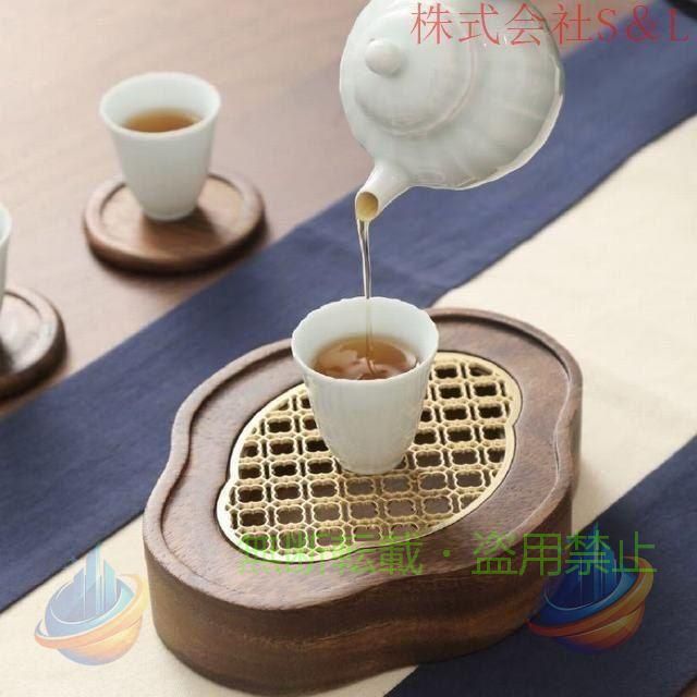 材質：ウォルナット名前の通り茶壺を置く茶道具が壺承です。簡単に言ってしまえば、水がこぼれたときにそれを受ける皿で、お茶を淹れる際に多く用いられる茶道具です。干泡法では茶盤のように湯を茶壺にかけたりはせず、壺承は多少のこぼれをうけたり、優雅な雰囲気作りのために使われます。材質は軟らかい光沢のウォルナットで茶壺に馴染みます。