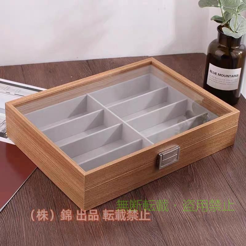 【商品説明】 トップは透明ガラスを使用し、アクリルのように時間が経ってもぼけて見えることがなく。 6/8つの独立したコンパートメントで設計されており、コンパクトなスペースがあります。 高品質の無垢材を使用し、快適で耐摩耗性、退色、変形、耐酸性、耐食性、ベルベットの裏地を使用し、メガネをよりよく保護し、傷を防ぎます エレガントな外観と思いやりのあるデザインで、光学ショップ、カウンター、展示会での商品の保管と展示に非常に適しています。 サイズ（CM） タイプA 商品サイズ34.5*25.5*7.5cm 　グリッドサイズ：15.5*6.5*6cm タイプB 商品サイズ34.5*20*7.5cm 　グリッドサイズ：15.5*6.5*6cm 注意事項： ◆人工測量のため、サイズは1-3cmの誤差があります。 ◆メーカーの都合により、細部のデザイン・素材等が予告なく変更される場合が御座います。 ◆お品物の色合いは撮影環境、PCパソコンの環境により、若干異なる場合がございます。 ◆上記の場合は、不良品と認定されませんので、気にするお客様はご購入をお控えください