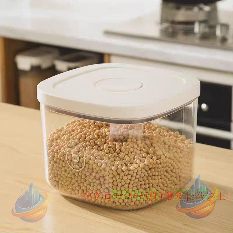 【食品級PP材質】このフードストッカーは食品レベルのPP材質を使用、高品質で匂いなし、ペットの安全を守ります。防湿、防塵、防虫性があり、ペットフードを毎日ドライで健康的にします。 【操作便利】 指1本でボタンを押すだけで、操作簡単の真空フードストッカーです！ペットフードストッカー本体は簡単に保管できるように設計されており、家の中で多くのスペースを占有しません。このペットフードストッカーは透明で、ペットフードの残り量がはっきりとわかり、買い戻しに便利です。 【幅広い用途】 キャットフード、ドッグフード、ペットフード、小麦粉、お米、海苔、コーヒー豆、乾物、生薬、お茶、パン、パフ食品など色々保存できます。虫や湿気から食品を守り、保存期間を延ばす優れた真空保存容器。 【抜群な湿気対策】優れな密閉性。防湿、頑丈で耐久性が強い、密閉性能を大幅に強化します。また、市販の乾燥剤などを中に入れれば、さらに強力に湿気や虫の発生、酸化からドライフードを守ります。 【透明なデザイン】シンプルなデザインで、どんなお部屋にもマッチします。また透明なデザインなので、中身の残量が簡単に確認でき