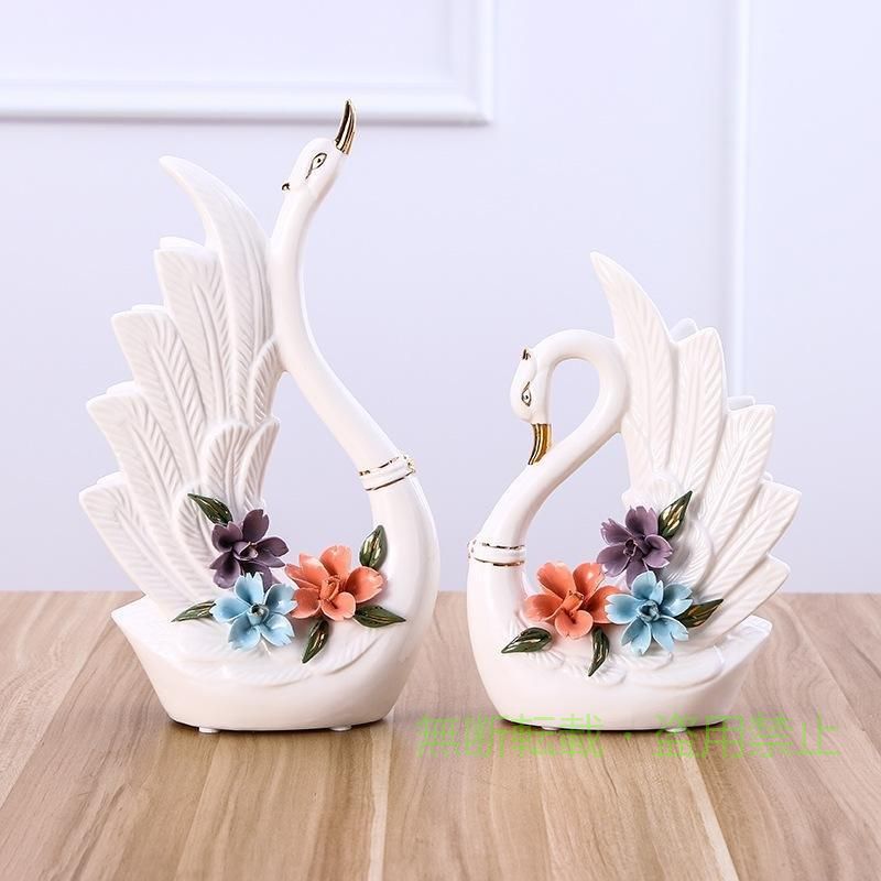 【商品名】：動物の置物【材質】セラミック【サイズ】●S＝長さ（16cm）高さ（28cm）+長さ（15cm）高さ（21cm） ●L＝長さ（22cm）高さ（38cm）+長さ（21cm）高さ（28cm）。 お届け日は約9-13日ですが、天候や新型コロナウイルスなどの影響で遅くなる場合もございます。突然の状況があれば、メールで連絡させていただきます。 キュートな表情全て手彫りされており、1点1点、表情や体型が微妙に違います。エントランスやリビング、ベッドルームに置いて、素敵な雰囲気を演出することができます。愛らしい表情と姿は心をほっと和ませてくれ、インテリアのアクセントにおすすめです。 シンプルに表現され、他の多くの動物のようにキッチュになることなく、モダンなインテリアに魅力的なタッチを追加します。リビングのシェルフにお気に入りの置物と並べたり。自由な発想で、気軽にお使いいただけるオーナメントです。 この置物は装飾場所を美しくする完璧なデザインと形状です。 この美しい動物の像を自宅に持っていることは、見えるところに飾れば、その愛くるしい姿に癒される。 セラミックの動物の