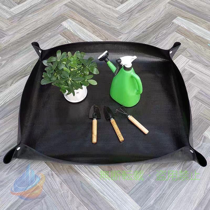 サイズ：約100×100cm、材質：PE　内容：100×100cmガーデニングトレーシート×1※モニターの環境により、色の見え方に若干差が生じる場合があります。 ガーデニングで行う土運びや肥料混ぜ、鉢植えの植え替えなど、様々作業で使える園芸シートです。ポリエチレン樹脂を編み込んで隙間が無くなるように圧着しているので非常に丈夫で、園芸シートの上で土いじりをしてもシートに汚れは染みつきません。 このガーデニングシートには四隅にボタンが付いているので填めれば箱状になります。中に入れた土が土いじりで外にはみ出ることがないので、室内などで鉢の土の入れ替えをする際にも、土が床に落ちて汚れることはありません。 また一輪車など土や肥料が運べない場所でも、この園芸シートなら包んで運べます。また盆栽などで剪定作業を行う際も、このシートの上で行えば切った枝はシート内にまとまるので後片付けもあっという間に終わります。 防水加工が施されているので汚れたら水洗いで簡単に落とせます。またペットのトイレの砂の入れ替えも、この園芸シートの上で行えば床が汚物で汚れません。広げれば場所取りのブルーシ