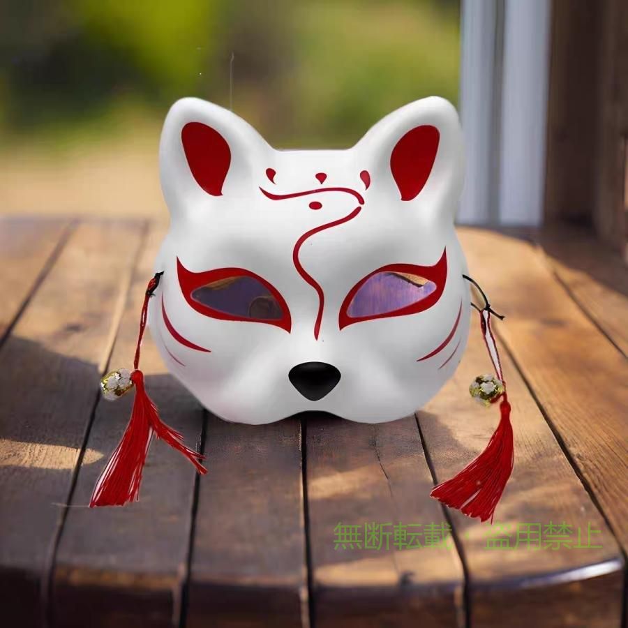 キツネ（狐）をモチーフに描かれたお面3色セットです。半面タイプなので呼吸もしやすく、お面を付けたままおしゃべりや飲食も楽しめます。 ハロウィンでのコスプレや仮装の小物アイテムに、女子会、パーティーなどにもお勧めです。また、浴衣などに合わせて、友だちと色違いのお揃いにしてもかわいい♪ 和風の鈴とタッセルが付いた和装に合う可愛いデザイン。※部品の在庫により形状や色が若干異なる場合がございます。 【サイズ(約)】横幅 18.5cm　高さ 17cm　【セット内容】狐面×3　【カラー】赤・紫・金 kumaleafオリジナルパッケージでお届け致します。