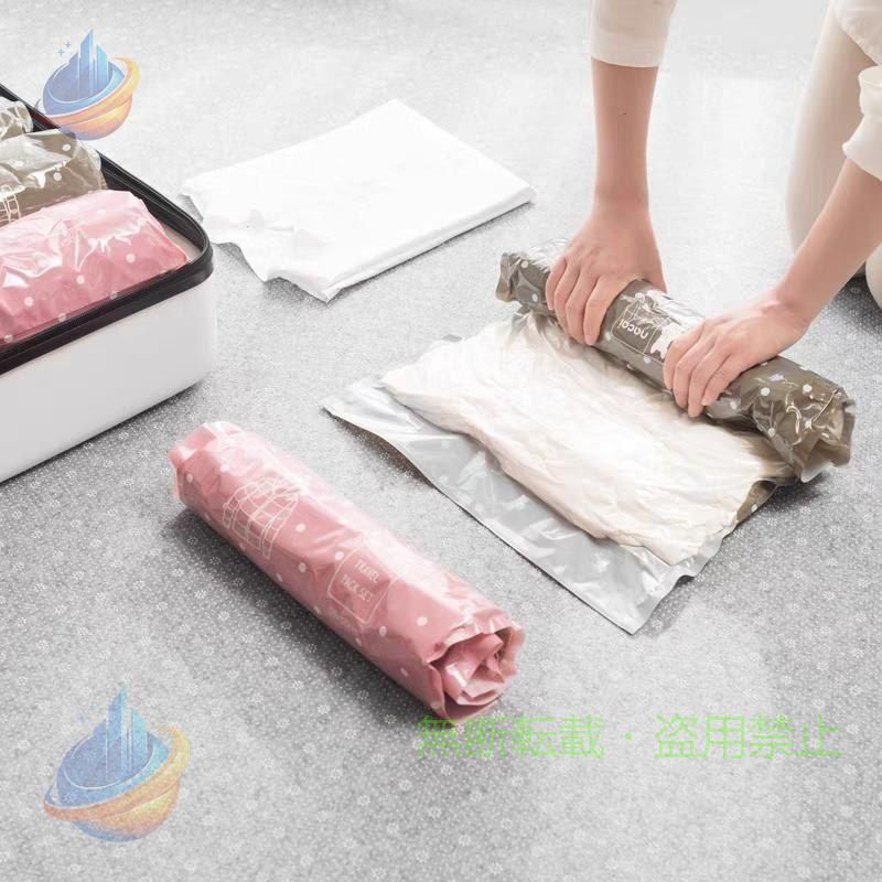 手巻き式圧縮袋 6枚セット 50×70cm×2枚 40×60cm×2枚 35×50cm×2枚 ポンプや掃除機不要で、クルクル手で巻くだけで75％圧縮します。 一度空気を抜くと逆流しない構造です。 便利なスライダー付きで、ジッパーも簡単に閉められます。 旅行や家庭の衣類収納に大活躍します。