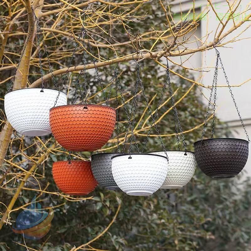 プラスチック製の吊り下げ式ハンギングプランターです。 チェーンとフックが付属しており、木の枝や竿などから吊り下げることができます。 いくつかランダムに並べて設置してもオシャレ感がアップしてGood サイズは小と中の二種類、選べるカラバリは5色をご用意。 【サイズについて】 画像をご参照ください。 【素材について】 プラスチック