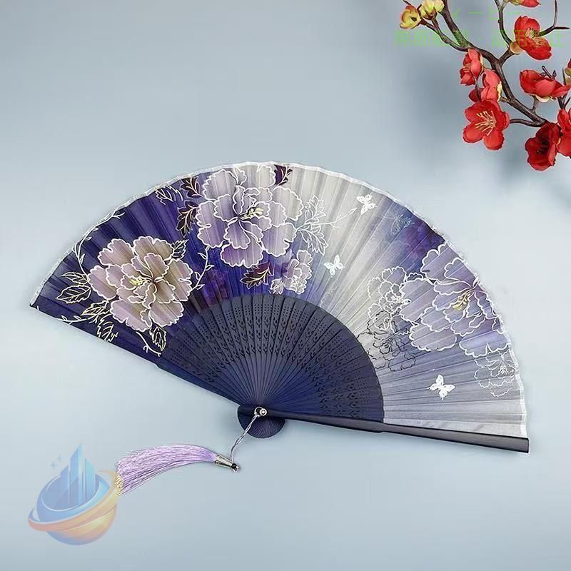 商品詳細: カラー:/A1/A2/A3/A4/A5/A6/A7/A8/A9/A10/ サイズ:/ワンサイズ サイズ:直径38cm 【商品説明】 日常の暑さ対策に、お出かけのお供にバッグの中に一本、常備してみてはいかがでしょうかまた、お誕生日のプレゼント、ギフト、お土産としてなど、様々なシーンでお使いいただけます。 末広がりの形から、縁起物の扇子。牡丹の花言葉は、風格・富貴・・藍色のグラデーションの扇面に大輪の牡丹が三輪描かれています。ゴールドとシルバーで縁どられ、落ち着いた色合いの中に華やかさもある扇子です。 【素材】竹 【生産国】:中国 【キーワード】夏物 山開き 海開き 七夕 お中元 暑中お見舞い 夏休み 花火大会 盆踊り 夏祭り お正月 初売り 初詣 お年玉 成人の日 成人式 節分 バレンタインデー 文化祭 学園祭 お歳暮 冬物入荷 クリスマス プレゼント 贈物 贈り物 ギフト 成人祝い 【注 意】 ※平置き実寸計測に付き若干の誤差がある場合がございます。 ※撮影時の照明やPC設定・環境により、色具合に差異がある場合がございます。