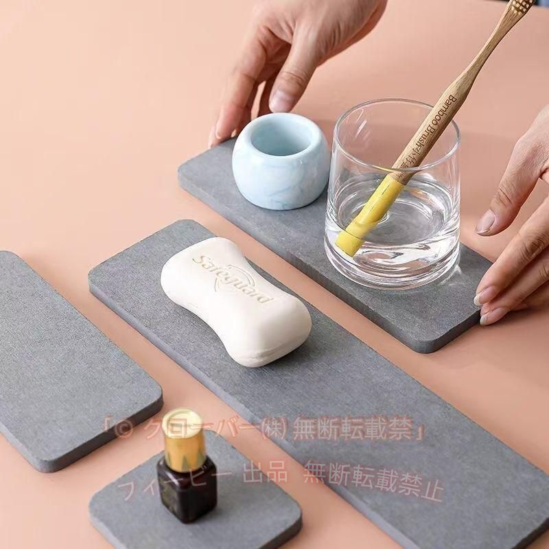 北欧風を意識して作られた本商品の特徴はシンプルイズベスト。 見た目の可愛いデザインはもちろん、珪藻土としての実用性が魅力です♪ 洗面台やキッチン等、水が飛び散りやすい場所にお使いいただくことで、水まわりをきれいに保ちま す。 シンプルなデザインと色合いでどこに置いてもスッと馴染みますので、 引っ越し祝い、誕生日祝い、結婚祝い、会社の記念 品などのプレゼントとしてもよろしいです。 お手入れ方法 表面の汚れを落とすのに柔らかいスポンジ等でなでるように洗うことを推奨しております。 ※強く擦ると表面の珪藻土素材を傷める恐れがあります。 乾燥時は、通気性に優れた場所にて室内干しを推奨しております。 ※本商品で使用している珪藻土は、温度・湿度・水量・使用状況などにより吸水時間が異なります。 ※模様・色合いについては画像にて事前にご確認いただけると幸いです。 ● サイズに±2cmの若干誤差が生じる場合があります、予めご了承ください ● 生産時期により、個体差がありますので、ご参考頂きればと思います 事前にご理解頂けますようお願い申し上げます ※製造過程