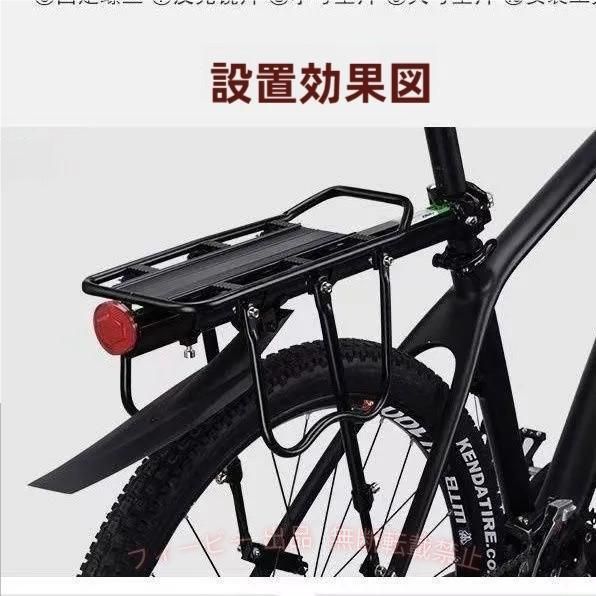 軽量かつ高剛性のアルミ合金製使用して、 軽量、優れた輝度、丈夫、耐食性を持ちます。耐久性に優れるアノダイズド(アルマイト)塗装を採用して、通常の塗装に比べ軽量性です。荷台部分がプレート形式となっているため、雨天時や泥地走行時は簡易的な泥除けとしても活躍。 サドルの下のシートポストに取り付けるだけで、 シートポストブラケットを簡単に取り付けることができます。 荷台の位置は調節可能なので、 自転車に合わせて適切な位置に設置ができるの自転車リアキャリアです。 積載量50kgで、3点で支えることで重さが分散し、大きな荷物を積むことができます。 弧状両翼設計で、荷物をしっかり固定することができ、 長距離の移動や悪路走行時などの荷物の脱落を防ぎます。 荷物を固定用ゴム紐がつき 荷物をしっかり固定することが可能です 反射板がついているので、夜間に安全に運転できます。 通勤や通学に最適なロードバイク リアキャリア です。 重さ：約1.3kg 送料無料 ※北海道は＋330円UP、離島地域及び沖縄県は+950円UPにて承ります。 ポイ