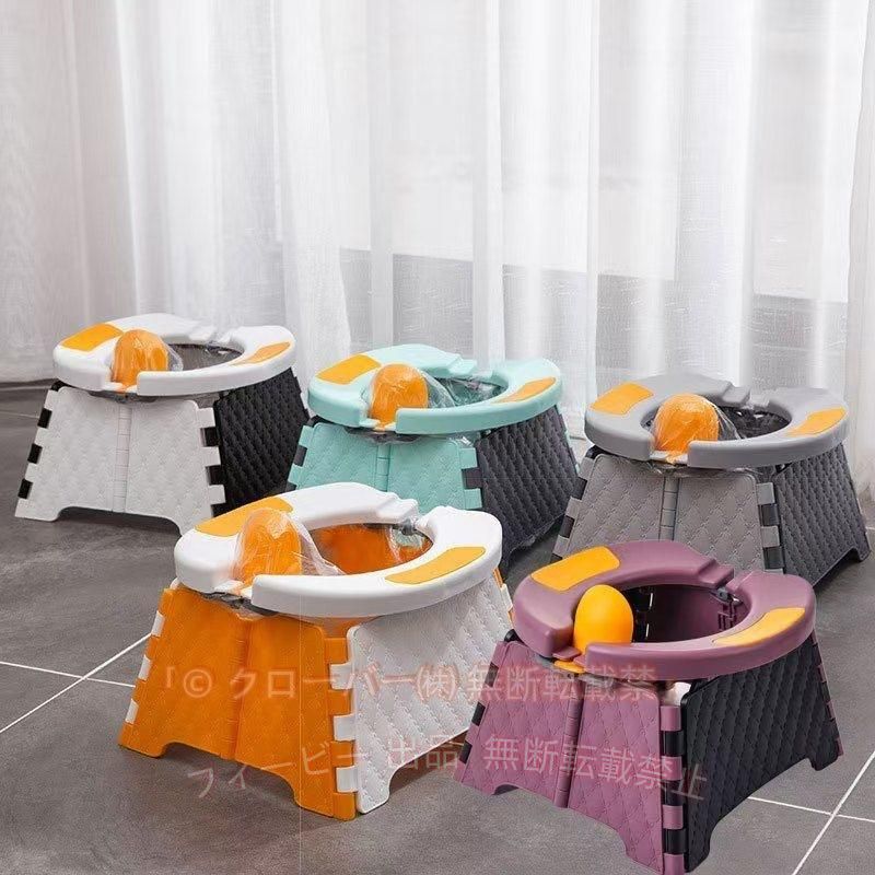 便座一体型折りたたみ式ポータブルトイレです。 アウトドア、部屋や車の中、災害、断水の際に大活躍します。 ゴミ箱としてもお使いいただけます。 狭い車内にも置くことができます。 様々な場面で大活躍 介護用トイレ・屋外用トイレ・キャンプ・車用トイレ・登山・釣りなど幅広いシーンで活躍します。/防災用品/簡易トイレセット/緊急トイレ/防災グッズ/携帯用トイレ/渋滞用/車載用/地震/断水/使い捨てトイレ/災害用/避難訓練/防災用トイレ/ 水洗い可能 水洗いできるのでいつでも清潔を保てます。 軽量設計なので持ち運び、組立て楽々 力の弱い方、女性、小さなお子様でも簡単に組立てることができます。また折りたたみ式で平らに収納できるため、収納場所に困りません。 素材：環境に優しい高品質のPP素材+柔らかくて安全のPU素材 仕様：折り畳み式 カラー：ブルー、オレンジ、グレー、ホワイト