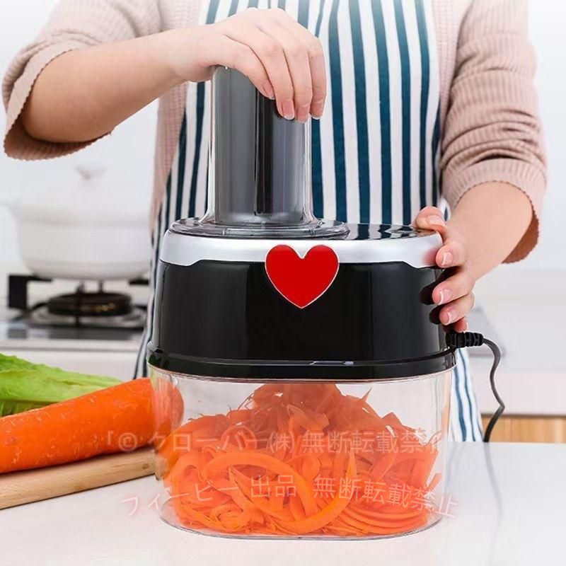 商品説明： 鋭い鋼ブレード電源ボタンを押すだけで、ブレードが回転し、食材を細かく粉砕します。 可視化作業透明な作業室を透き通って、中身の状態が確認できます。スライス時間をより調整しやすい。 豊富な選択四つのブレードが使用できます。それぞれのスライス要求に合わせて、適切なブレードを使えば、料理を楽で楽しくなります。 ステンレス鋼材質ブレードはステンレス鋼を素材として使い、食材と直接接触しても構いません。 大容量作業室2L容量の作業室は大きい人参、大根などの食材も簡単に処理できます。