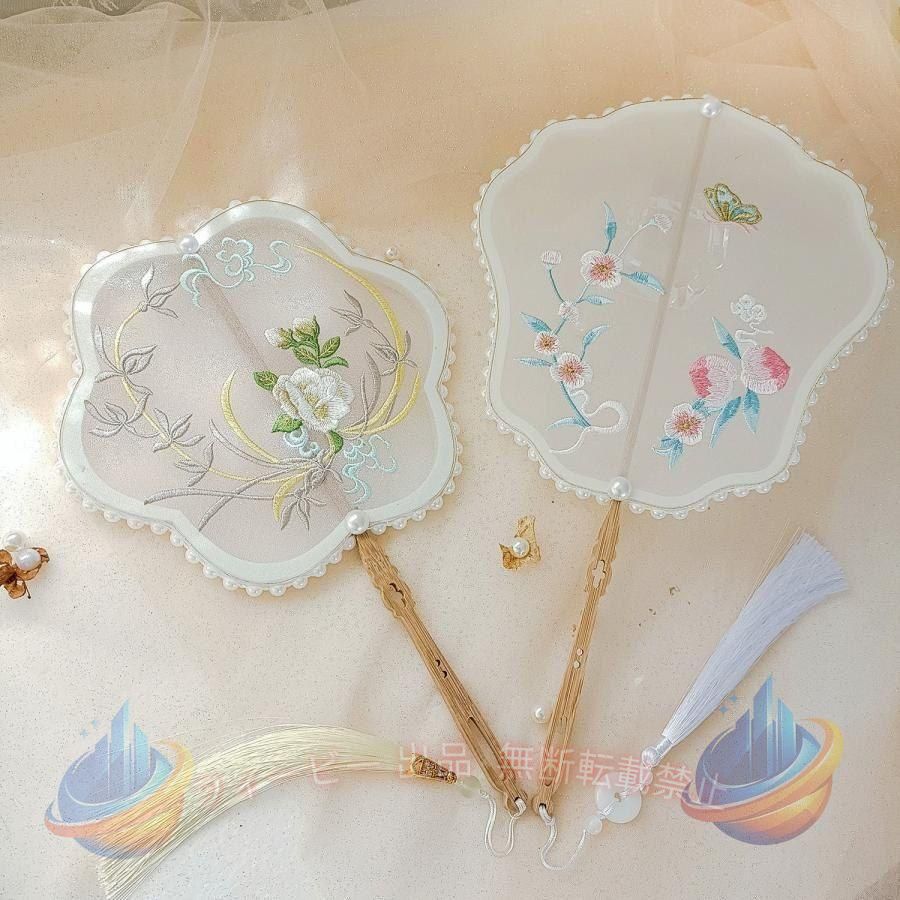 春、初夏、夏の日照りのある日や暑い日にバッグに入れておくと便利です。エコグッズとして大変のある扇子は、自然の風で体にやさしく、いつでも好きな時に涼しむ事ができます?お着物などの和装はもちろん、スーツ姿や日常のファッションにもぴったりと合わせやすいデザインです！ちょっとした贈り物にも大変喜ばれるお品です！中国製材質：扇面　布　扇骨