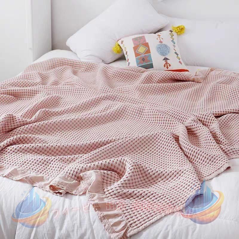 素材 綿100% サイズ シングル 150cm×200cm 商品説明 手触りの良いワッフル生地をふんだんに使った、大判サイズのワッフルケットです。ソファに座ったときにひざに掛けてもお腹から足元まですっぽり包み込んでくれる頼もしいアイテム。身体をしっかりと包み込んでくれるので、特に寒い日も安心です。家はもちろん、オフィスでも簡単収納できます。省スペースと収納を一気に叶えることができます。 「デザインを通じて生活を美しく、楽しくすること」を大切にしてきた北欧のデザイン。長く使えるお気に入りを選べば、暮らしの中のひとときが特別なものになります。 ◎凹凸感が肌に心地いい、ワッフル織り。 ◎さらっと優しい肌触り、コットン100％のタオルケット。洗うほどに柔らかくぶっくら。 ◎薄手タイプなので、かさ張らず、お洗濯や収納もらくらく。 ◎軽いので重苦しいさを感じずに、夏場のエアコンからの冷え予防にもなります。 ◎速乾性・通気性に優れた素材ですので、汗をかいてもすぐに吸収・発散。さわやかな使い心地です。寝汗もすっきり吸水！ムレずに、快適。 ◎やさしいの4カラー展開。