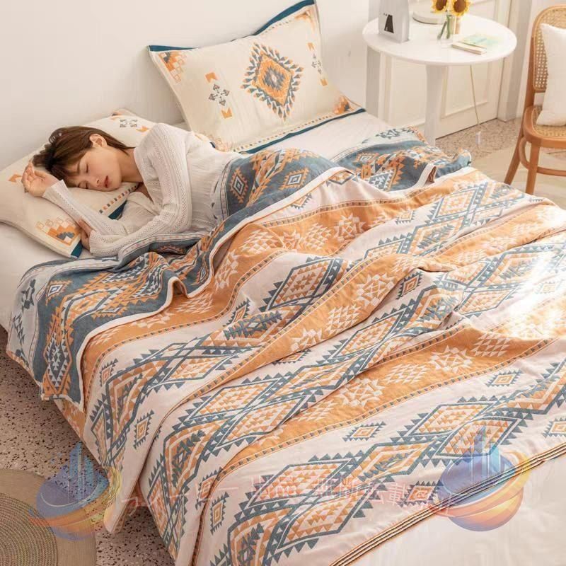素材 綿100% サイズ 150×200cm 商品説明 柔らかな4重ガーゼにジャカード織りでボヘミアン風を表現。 【吸水性抜群綿100％ガーゼ素材。】吸湿性の高いガーゼ素材使用。汗をしっかり吸収してくれるガーゼ素材だから、汗をかいてもベタつかずサラッとした肌触り。ふわふわのガーゼを4重にしているので、適度な厚みがありながらも、通気性に非常に優れています。汗ばむ季節にもぴったり！ 【ずっと触れていたくなる！やわらか4重ガーゼケット】 ガーゼケットの良さは何と言っても、『肌ざわり』。お洗濯するたびにやわらかさとふんわり感が増し、肌なじみがさらに良くなります。いつもサラサラふわふわで身体をやさしく包みこみ、心地よい眠りを誘います。心までふんわりと包んでくれるようなやさしさです。 【オールシーズン心地よく！】夏はもちろん1枚で、通気性に優れているから涼しく快適。クーラーの冷気からもやさしく身体を守ってくれます。寒い季節は掛けふとんの内側に使うと、やさしい肌ざわりと適度な保温性により、快適な睡眠環境が得られます。夏は1枚で、春秋冬は、他の寝具と上手に組