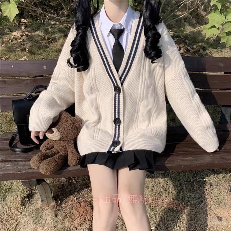 ■商品詳細： カラー：/ベージュ/ネイビー サイズ：/フリーサイズ サイズ詳細： 着丈：68cm　袖丈：39cm　肩幅：68cm　バスト：122cm 素材：ポリエステル、その他 ★キーワード：スクール ニットカーディガン 綿 Vネック 女子 制服カーディガン 無地 綿 コットン 正統派 スクール トップス ニット 長袖 ゆったり シンプル オールシーズン フォーマル JK制服 高校 通学通勤 男女兼用 定番 コスプレ オフィス 衣装 春 ニットカーディガン 森ガール Vネック 秋冬　セーラー服 ニットセーター 前開き 學院風 女子高生 通学 学生 中学 無地 カーデ ビジネス アメカジ きれいめ 秋物冬物 仮装 制服 学生服 かわいい ■商品説明 ◎Vネックのキレイ色あぜ編みニットカーディガン！ ◎シンプルなデザイン・柔らかい素材、 フィット感が癖になる着心地の良いニットを使用したニットカーディガンです。 ◎スクールやオフィスで大活躍のニット。学生服にはもちろんOK、オフィス用制服にもぴったりです。
