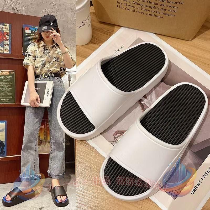 厚底のスライダーサンダル。 レディースからメンズまで幅広いサイズ展開。 PVC素材なのでお手入れも簡単。 お出掛けやお散歩、近所履き等の普段使いから、 ベランダ、ガーデニング、お風呂、トイレ、来客用スリッパとしても幅広く使えます♪ 海、プール、川などのレジャーシーンにも活躍します。 普段の生活をちょっとおしゃれに格上げしてくれるサンダルです。 ヒール高:約3.5cm 素材:PVC 生産国:中国 サンダル レディース メンズ 厚底 スライダーサンダル ベナッシ 散歩 近所履き お風呂 トイレ 来客用 ルームシューズ プール 海用 スリッパ ブラック 黒 ブルー 青 ホワイト 白 シンプル 歩きやすい おしゃれ かわいい 韓国 韓流 ファッション 2022 春 春新作