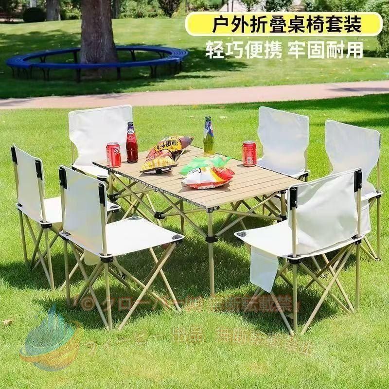 アウトドアやBBQにぴったりのテーブル＆ベンチセット。 テーブルの中に椅子を収納することで、車のトランクに入れる時や持ち運びの時に便利です！ 簡単設置タイプなので女性一人でも気軽に組立てができます。 ●仕様 折りたたみ式 テーブルサイズ(約)：95*57*50cm チェアサイズ(約)：39*39*65cm 重量：(約)9kg 耐荷重(約)：イス150kg ●内容 選択肢でご選択お願いいたします。
