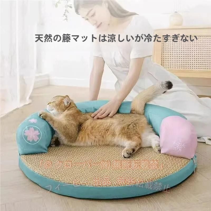 夏の暑い日にはペット達はフローリングに寝そべっていませんか？ そんなときに、わんちゃんや猫ちゃんのための夏の暑さ対策に接触冷感生地を採用したひんやりベッドです。 ペットは人間のように衣類で温度調節ができないので、ひんやり素材は必須です。 中敷き表面は接触冷感素材の生地を採用し、触るとひんやりしていて夏の暑い日にとても気持ちが良いです。 冷たくなりすぎることもなく、体温を逃がしてくれますので、ペットにとって快適です。 ◆商品写真はできる限り実物の色に近づけるよう加工しておりますが、お客様のお使いのモニター設定、お部屋の照明等により実際の商品と色味が異なる場合がございます。 ◆平置き計測となっておりますので、1?3cmの誤差が生じる場合がございます。