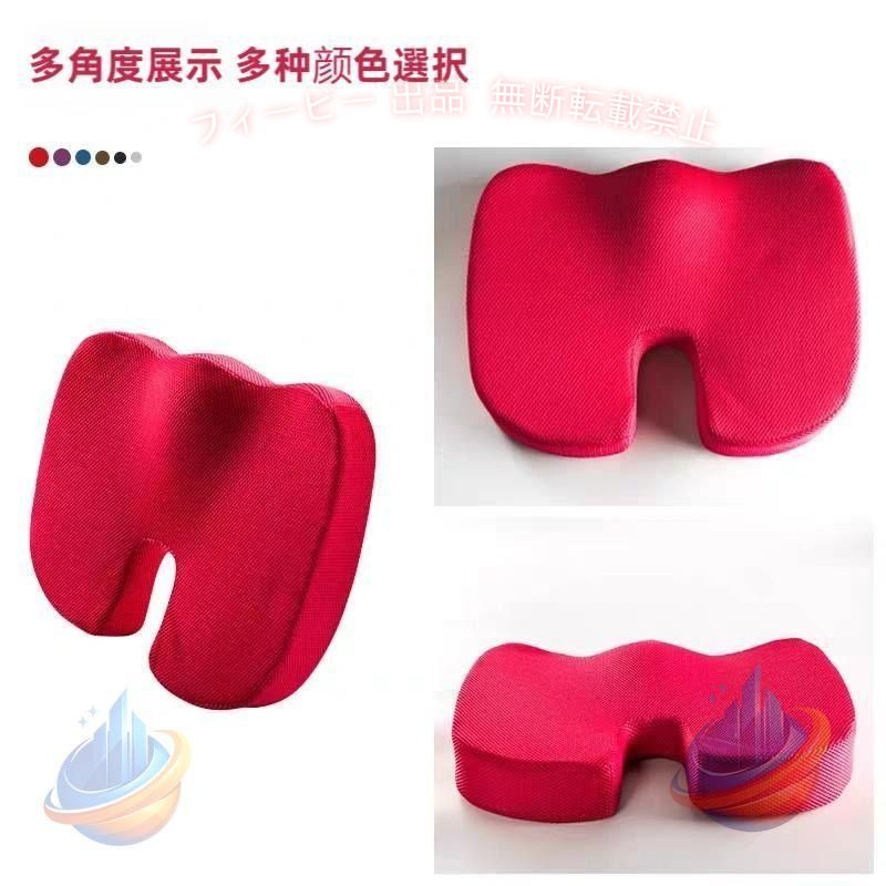 ※当店商品を流用した模倣品(粗悪品)が出回っております。レビュー数より実績をご確認いただき、後発の模倣品にご注意ください。 【姿勢を美しくするフォルム】 3D形状の流線型のフォルムにより、骨盤のゆがみを改善する効果が期待できます。座るだけで自然に前傾する姿勢を保ち、背筋が自然と伸びることで無理なく正しい姿勢へ導きます。 【ゲル素材と低反発のシナジー効果】 体重を分散させる性能が高いゲル素材と程よく柔らかな気持ち良い質感を与えてくれる低反発を両方を効果的に取り入れることでより快適に。 【U型構造】 U型構造とすることで、尾てい骨などの弱い部位に触れず、従来クッションと比較して圧迫感を軽減。 【人間工学デザイン】 お尻と太ももの形状にやさしくフィットします。臀部や太ももへの圧力を吸収・分散させ、長時間座っても疲れにくく、お尻の痛みを気にせず快適な座り心地の健康クッションです。オフィス / 車 / 車椅子 / デスク など様々な場所で利用可能。 【GelLight 3Dフィットゲルクッション】 ■約45 x 35×7cm チェアパッド 腰痛ク