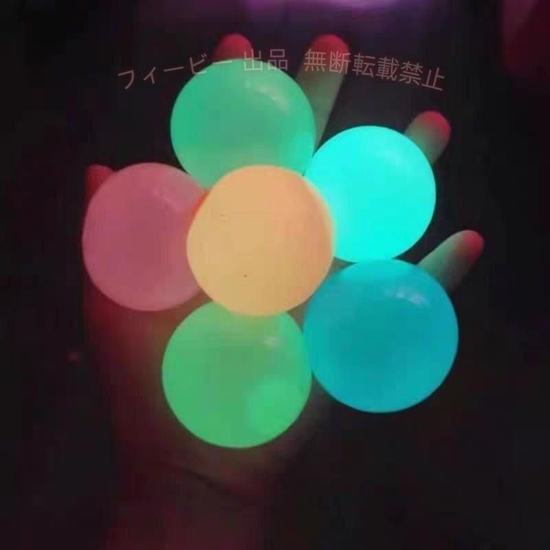 商品説明： 夜間や早朝の練習に適な、LEDで光るゴルフボールのセットです。 高弾性フラッシュボールを採用しており、競技用と同等の飛距離を実現しました。 4つのLED内蔵で、通常LEDボールの約2倍の明るさ。自分が打った球がどこに行ったか分からなくなるという事故の発生リスクを減らすことができます。 ボールの色は、赤色、緑色、青色、白色、黄色、ピンク色の6種類。 通常のボールと同じフィーリングで使えます。公式のボールと同サイズ・同重量で、点灯しない時には通常のボールに見えます。 夕暮れ、ナイター、早朝ゴルフ、スモッグ時などに目立ちます。また、視界の悪い日のゴルフにはもちろん、夜間演習、オシャレなゴルフスタイル、またコンペの景品にも適♪ サイズ：直径42.67mm 注意事項： ◆人工測量のため、サイズは1-3cmの誤差があります。 ◆生産ロットによって、細部のデザイン・素材等が予告なく変更される場合が御座います。 ◆お品物の色合いは撮影環境、PCパソコンの環境により、若干異なる場合がございます。 ◆上記の場合は、不良品と認定されませんので、気にするお客様はご購入をお控