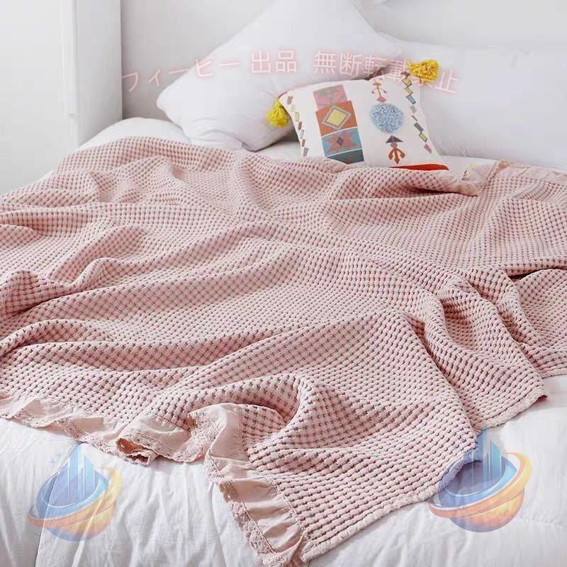 素材 綿100% サイズ シングル 150cm×200cm 商品説明 手触りの良いワッフル生地をふんだんに使った、大判サイズのワッフルケットです。ソファに座ったときにひざに掛けてもお腹から足元まですっぽり包み込んでくれる頼もしいアイテム。身体をしっかりと包み込んでくれるので、特に寒い日も安心です。家はもちろん、オフィスでも簡単収納できます。省スペースと収納を一気に叶えることができます。 「デザインを通じて生活を美しく、楽しくすること」を大切にしてきた北欧のデザイン。長く使えるお気に入りを選べば、暮らしの中のひとときが特別なものになります。 ◎凹凸感が肌に心地いい、ワッフル織り。 ◎さらっと優しい肌触り、コットン100％のタオルケット。洗うほどに柔らかくぶっくら。 ◎薄手タイプなので、かさ張らず、お洗濯や収納もらくらく。 ◎軽いので重苦しいさを感じずに、夏場のエアコンからの冷え予防にもなります。 ◎速乾性・通気性に優れた素材ですので、汗をかいてもすぐに吸収・発散。さわやかな使い心地です。寝汗もすっきり吸水！ムレずに、快適。 ◎やさしいの4カラー展開。