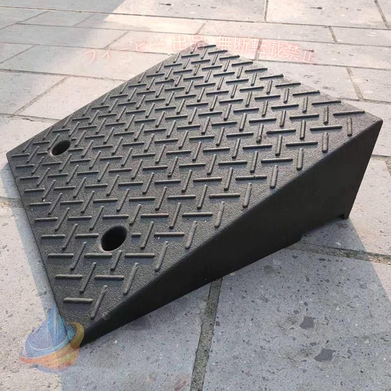 ? プレミアム品質：ステップの傾斜板は、長年ゴムで作られてきた工業用ゴムでできており、高品質な素材が一体になっています。完全性と耐圧縮性に優れ、高温または低温での環境変化に適応でき、優れた断熱性能、長寿命です。 ? 滑り止め：表面には高いトラクションテクスチャ表面があり、摩擦を増やして滑りを防ぎ、安全性を向上させることができます。下部の特別なグリッド構造により、サポートされたときに縁石ランプに均等にストレスがかかり、より安定して耐久性があります。 ? 固定、排水： 道路の傾斜面に2つの事前に開けられた穴があり、固定設置または一時的なモバイルアプリケーションに使用できる恒久的な設置用の溝があります。縁石の底にある溝のある溝は、ケーブルとホースが通過することを可能にし、排水を助けます。雨の日の底に水の蓄積を防ぐために。 ? 設置・使用が簡単： 段差 スロープ プレート下部の取付穴が一体となっているため、交通量の多い場所への設置が容易です。複数のカーブランプを組み合わせて、さまざまなニーズを満たすこともできます。 ? 幅広く応用： 私たちの段差プレートは様々な場所に適