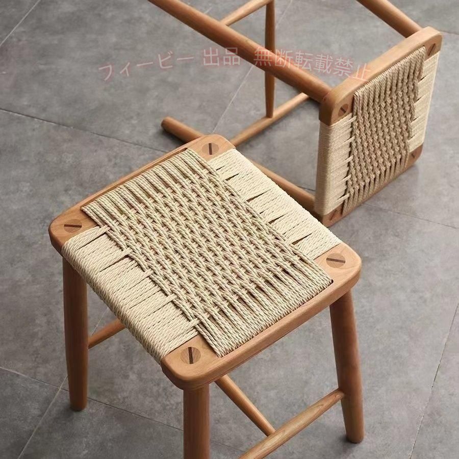【商品サイズ】 35×30×45cm 【素材】 ゴム材 高級感のある上質なゴムを採用し、きれいで自然な木調目があり、手触りが良くて環境や人間に優しい。 MDF、ハードボード等の繊維板と違って、低ホルマリン、ホルムアルデヒドの放散量が極めて少ない天然木である。 集成材やベニヤ板を一切使わず、ホルムアルデヒド問題を根本から解決します。 籐編みの柔軟性は、無垢材のスツール天板に比べて座り心地を良くし、緻密に編み込まれているため、体重がかかっても心配ないほど頑丈です。