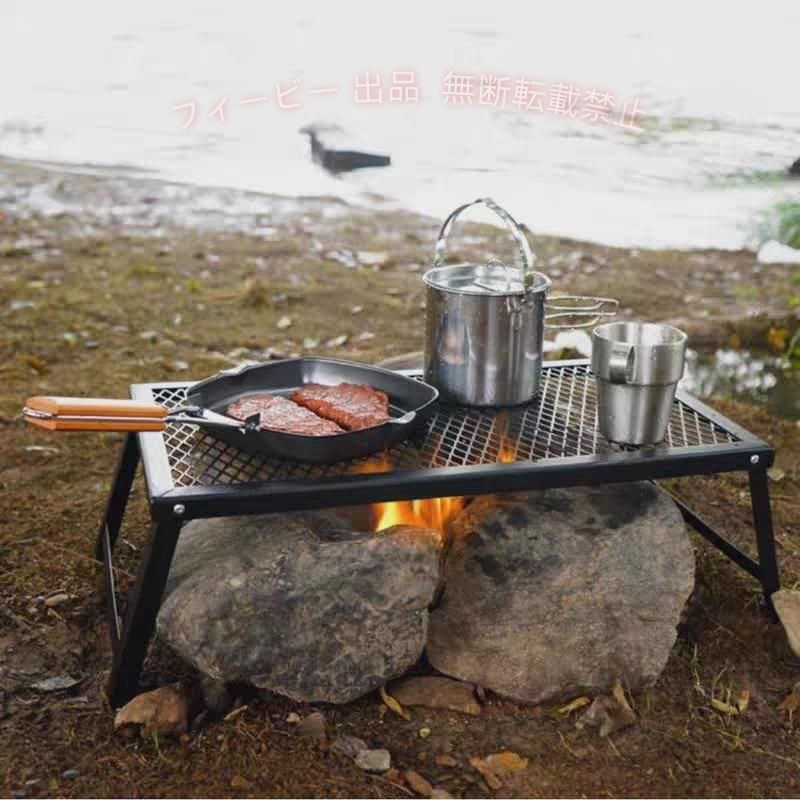 【商品仕様】クイックキャンプ アウトドアテーブル 展開サイズ(約)：55×30×18cm。収納サイズ(約)：55×30×2cm。 重量(約)：1.5kg，耐荷重：15kg。 【耐熱性メッシュ天板】 鉄製のメッシュ天板は耐熱性に優れ、調理中のスキレットやケトルなども直接置くことが出来ます。焚き火などの火周リでの使用はもちろん、そのまま直火で料理にも活用できます。 【安心の耐荷重15kg】強化フレームを追加することで、耐荷重15kgを実現。調理中のダッチオーブンの置き場としてはもちろん、薪やクーラーボックスなどの重たい荷物もしっかりと支えます。 【コンパクトな折りたたみ式】 足を折りたたむと厚さ2cm!置き場にも困らない薄型設計!コンパクトサイズのテーブルは、焚火台付近のサイドテーブルとして最適。コンパクトなサイズ感は火周りの邪魔をしません。 アウトドア　2022